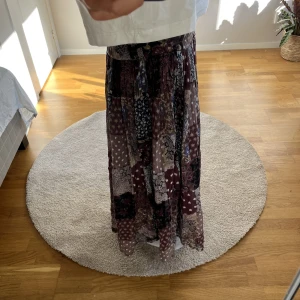Långkjol - Såå fin, använd ca 5 gånger, strl M men passar mig som har S. Säljer då den har blivit för kort på mig som är 172💕💕💕💕