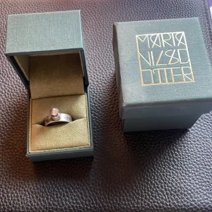 MariaNilsdotter ring❤️‍🔥❤️‍🔥 - Skit snygg ring från Maria. Nypriset var 2500kr!💕💕