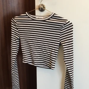 Topp - Randig topp från na-kd, endast använd 1 gång.