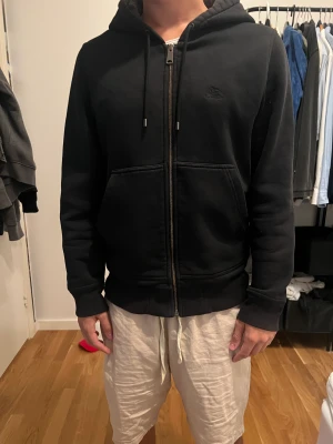 Burberry zip - Säljer nu min burberry ziper som är i väldigt bra skick den är i storlek S men passar också M