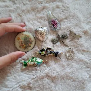 Lite olika berlocker som kan användas till smycken. 10kr/st (Den stora och lillatrollsländan är sålda och den stora runda med blommor jag håller i)