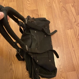 Rymlig väska - Min mammas gamla väska från mango. Bra skick, den har två mindre fack inuti. Höjden är ca 33cm och längden är ca 50cm. Kom privat för fler bilder/frågor❤️