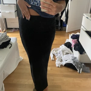 Långkjol  - En långkjol ifrån zara som är i ribbat material, den är i storlek S! Anledningen till att den sälj är för att jag vill ha en längre kjol, är 173 för referens!