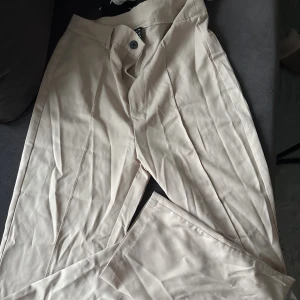 Kostymbyxor  - Kostymbyxor från SHEIN  Aldrig använda  40kr + frakt 