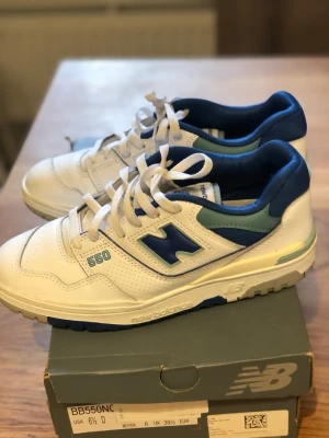 New Balance 550 - Jättefina. Använd två gånger. Nästan som nya. Storlek 39,5. Vita och blå. Nypris 1350kr 