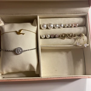 Smycken  - Säljer dessa fina armband och örhängen, örhängena är helt nya men armbanden är använd men i ny skick. Skriv privat om du är intresserad av nåt så kommer vi överens om ett pris 