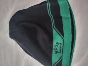 Hugo boss mössa - En helt oanvänd mössa från hugo boss som jag fick i julklapp 2021. 