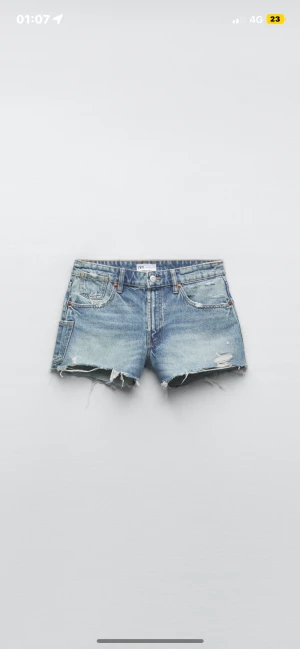 jeans shorts  - zara jeans shorts i storlek 38. använt 2-3 gånger. sitter bra på mig som är 170. skriv för egna bilder❤️