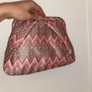 Väska - Stört snygg clutch från beck söndergaard som är helt oanvänd med lapparna kvar❤️ så sjukt snygg och livar upp vilken outfit som helst🥰 Helt slutsålt på hemsodan i både denna färg och den mer brun beiga
