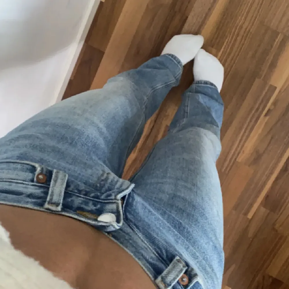 Säljer dem här lågmidjade jeansen som är köpte här på plick för har ett par till exakt likadana❤️ dem är lågmidjade straight jeans från weekday! Jätte bra skick! Passar en XS. Jeans & Byxor.