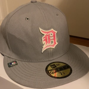New era keps  - Denna keps är ny och INTE använd. Den har alla klistermärken på och man kan själv se att den är oanvänd. Jag köpte denna keps från Hatstore för 500 men säljer den för 199 vilket är väldigt bra pris för denna keps enligt mig 