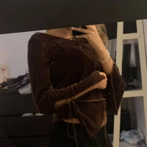 Fin tröja - Säljer denna fina tröja, vet tyvärr inte vart den är ifrån, står ingen storlek men skulle säga S💞