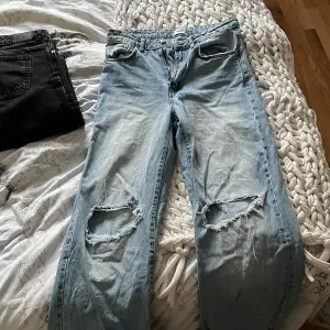 Jeans från lager 157 med öppna knän.