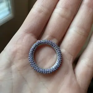 Lila/silver Izabel display ring. Nypris 1000 kr. Köpt på Nk. 