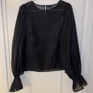 Topp från Gina  - Topp från Gina i mesh, volang vid handleden använd fåtal gånger inga skador 