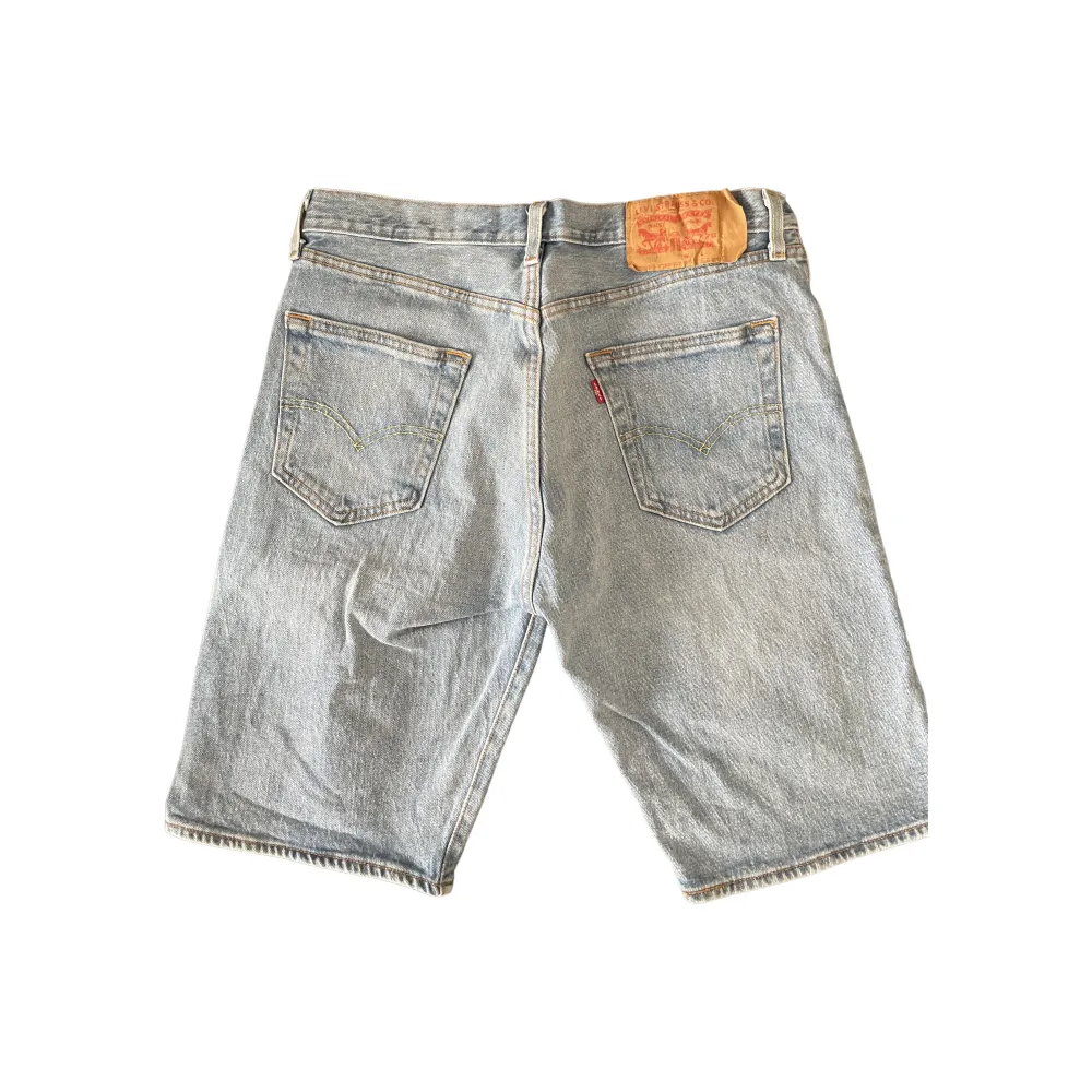 Shorts från Levi's. Använd, men utan anmärkning.  Storlek: W31 Material: Cotton. Shorts.