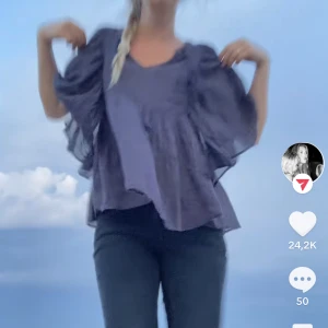 Volang blus - Den här superfina volang blusen har inte kommit till användning så därför säljer jag den!(första bilden lånade bild,skriv för fler bilder!)