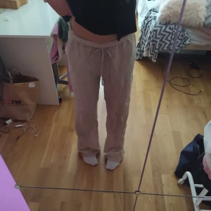 Linnebyxor - Hej, jag säljer mina sjukt snygga, supersköna linnebyxor från Gina Tricot då de inte kommer till användning. Säljs för endast 160 kr 💞 Köptes för 400 kr och de är i nyskick. Stl S passar både lite mindre & större. Hör av dig vid frågor eller intresse 💓💓💓