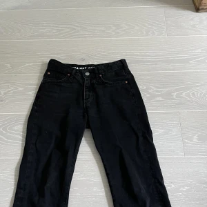 Lågmidjade jeans  - Säljer dessa jättefina lågmidjade raka jeans från bikbok. Jeansen är avsydda för att de var för långa på mig och passar nu någon som är runt 150 cm.💘