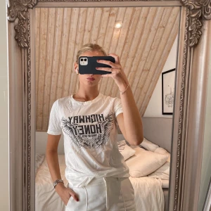 T-shirt med tryck - Säljer denna coola och sköna t-shirt från Ginatricot! Fint skick.  Storlek XS. Köparen står för frakt.