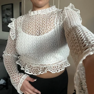 vit spets top med dragkedja bak - Använd 3 gånger, dragkedja bak. Passar M/L