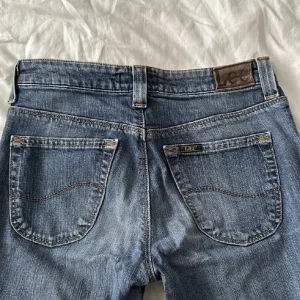 Lågmidjade bootcut jeans - Midja: 74 cm Innerben: 80 cm Ett par vintage lee jeans🙏🏽💗 Två första bilderna är lånade💗 Vid funderingar är det bara att kontakta🫶🏽