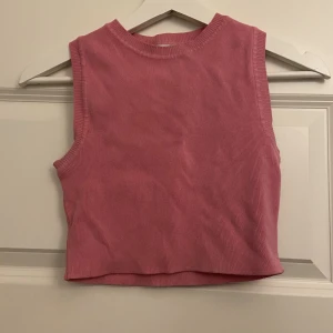 Topp från zara  - Superfint till från Zara. Storlek S, använt skick. Färgen är lite missvisande, den är ljusare i verkligheten