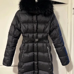 Ahkka vinterjacka - Säljer denna vinterjacka med äkta päls från Ahkka. Nypris är runt 3000 kr. Säljer pga för liten💕 storlek 34 men passar även storlek 36💕