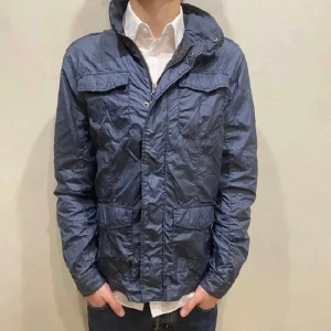 East West Jacka - Hej. Säljer denna East West jacka för ett billigt pris. Passar perfekt på folk runt 181 kanske. Hör av dig för fler frågor.