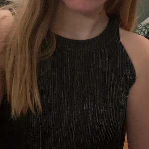 Klänning - Svart klänning som tyvärr är för liten för mig. Köparen står för frakt! Skriv gärna om ni har några frågor:)💐