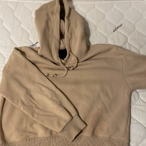 Beige lager 157 hoddie - En beige hoddie från lager 157 i storlek XS/ S. Helt okej skick. Bild finns på de ”slitna” delar