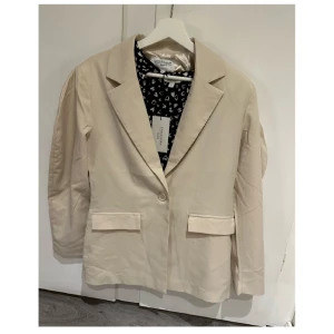 Kavaj från Na-kd design Erica Kvam storlek 36, Ny med tags!  - Ny kavaj/kostym från Na-kd. Design Erica Kvam.  Storlek 36    Annons gäller endast kavaj!  Ny med tags!  Fin julklapp eller till kommande festligheter! 