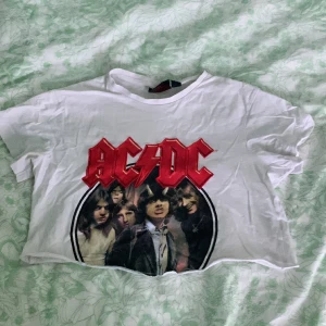 AC/DC croptop  - Ingen aning vilket märke det och kommer inte ihåg vart jag köpte den men materialet är skönt och luftigt