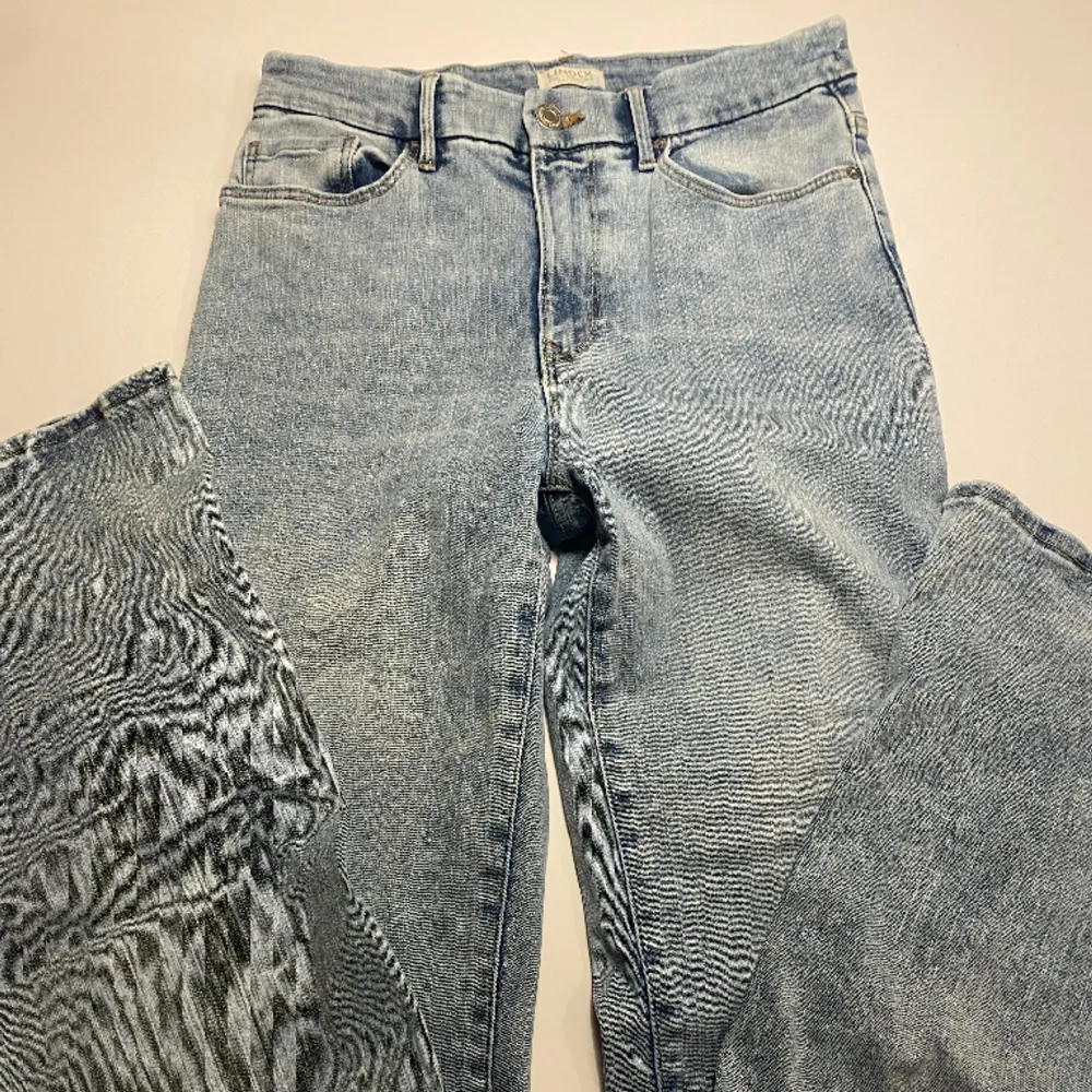 Högmidjade ljusblåa bootcut jeans från lindex. Använda nån enstaka gång men är i nyskick!💓 . Jeans & Byxor.