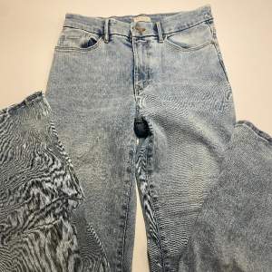 Högmidjade ljusblåa bootcut jeans från lindex. Använda nån enstaka gång men är i nyskick!💓 