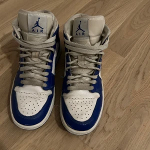 Mid jordans - Cirka två år gamla, knappt använda. Medelhöga. Skulle kanske behövas köpa nya snören annars är de i bra skick