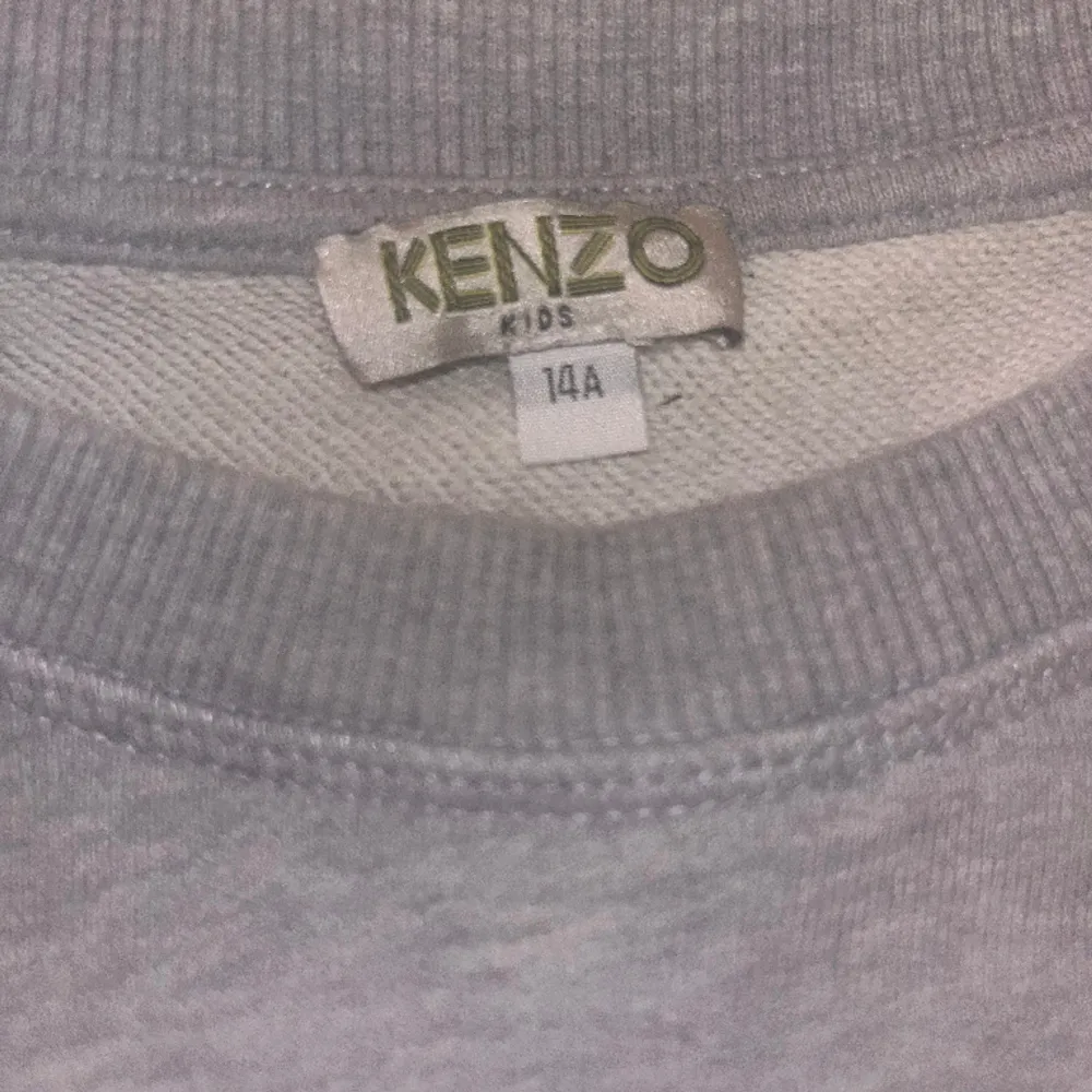 Kenzo tröja för 150kr  i storlek 14år, skriv för mer frågor eller bilder💗. Tröjor & Koftor.