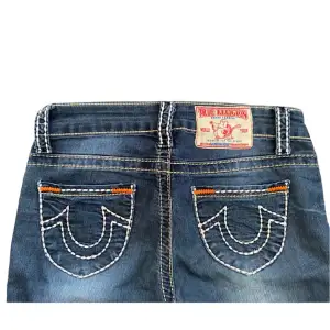 Snygga true religion jeans storlek 29. Midja 36 cm, längd 92 cm, benöppning 20 cm. Bootcut/straight modell. Skriv vid intresse 💓