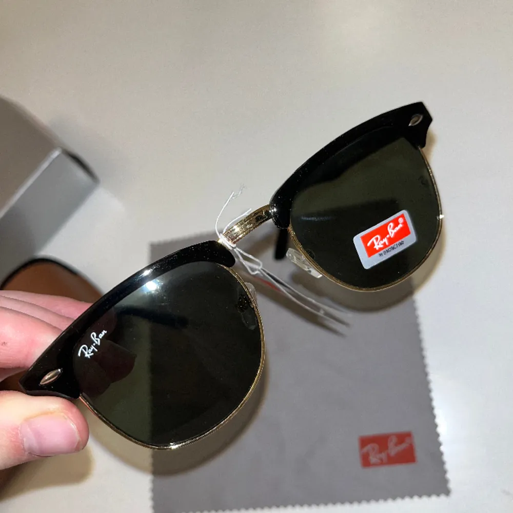 Säljer riktigt fräscha och snygga A-kopior av märket Ray Bans. Accessoarer.