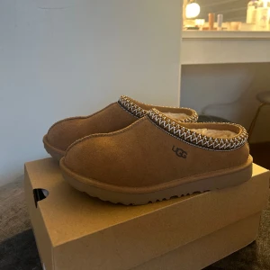 Uggs Tasman  - Uggs tasman tofflor i storlek 36, passar mig som vanligtvis har 37. Använda några gånger men i bra skick