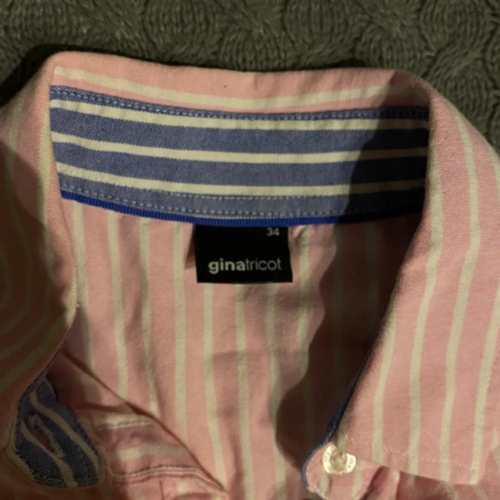 En söt rosa skjorta från Gina i storlek 34. Den är i bra skick.. Skjortor.