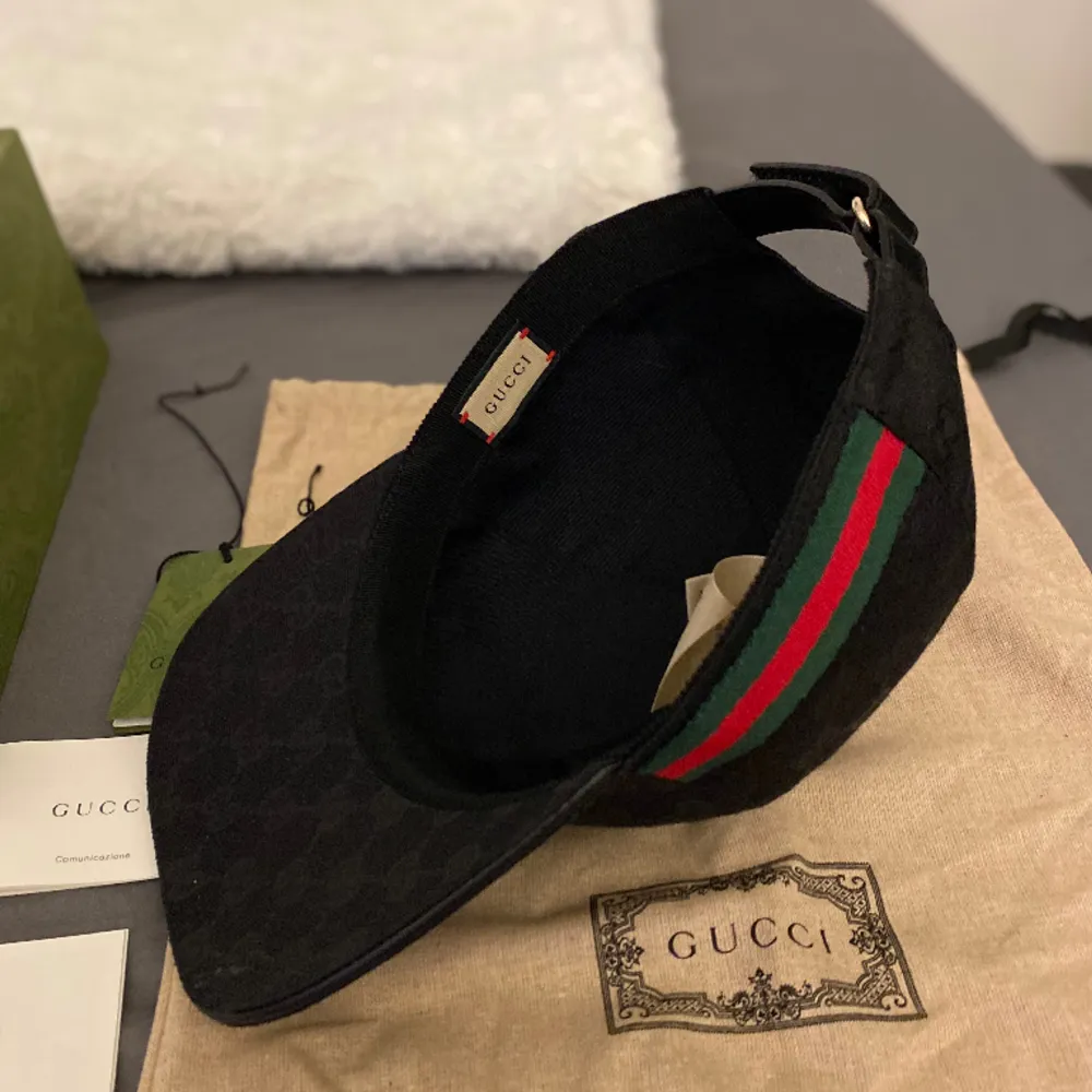 Säljer min gucci keps beställd från gucci. Alla tillbehör medföljer. Kepsen är i super skick då den inte är mycket använd.  Storlek L. Övrigt.