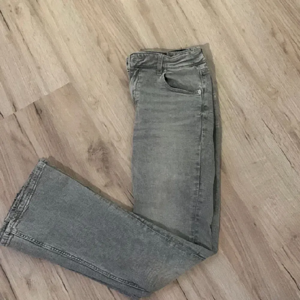 Ett par super fina gråa jeans från Gina i storlek 158. . Jeans & Byxor.