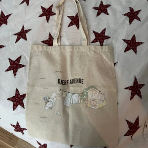 Två st tote bags Djerf Avenue - Säljer två st likadana tote bags som ovan från Djerf! Helt nya. Fick dem som påsar när jag var på deras sample sale! 250:-/st