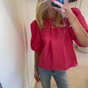 Blus - Superfin blus med puffärmar och knytning som går att ha åt två olika håll💕 använd en gång 