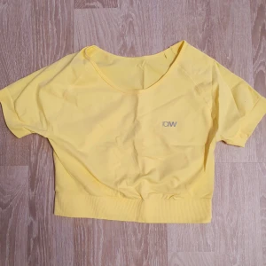 Croptop ICIW - Oanvänd ljusgul croptop från ICIW stl M.