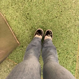 Jordan 11 - Köpta från JD och är i stl 36.5- lite stora i stl så skulle säga att om du har 37 i vanliga fall passar dessa✨