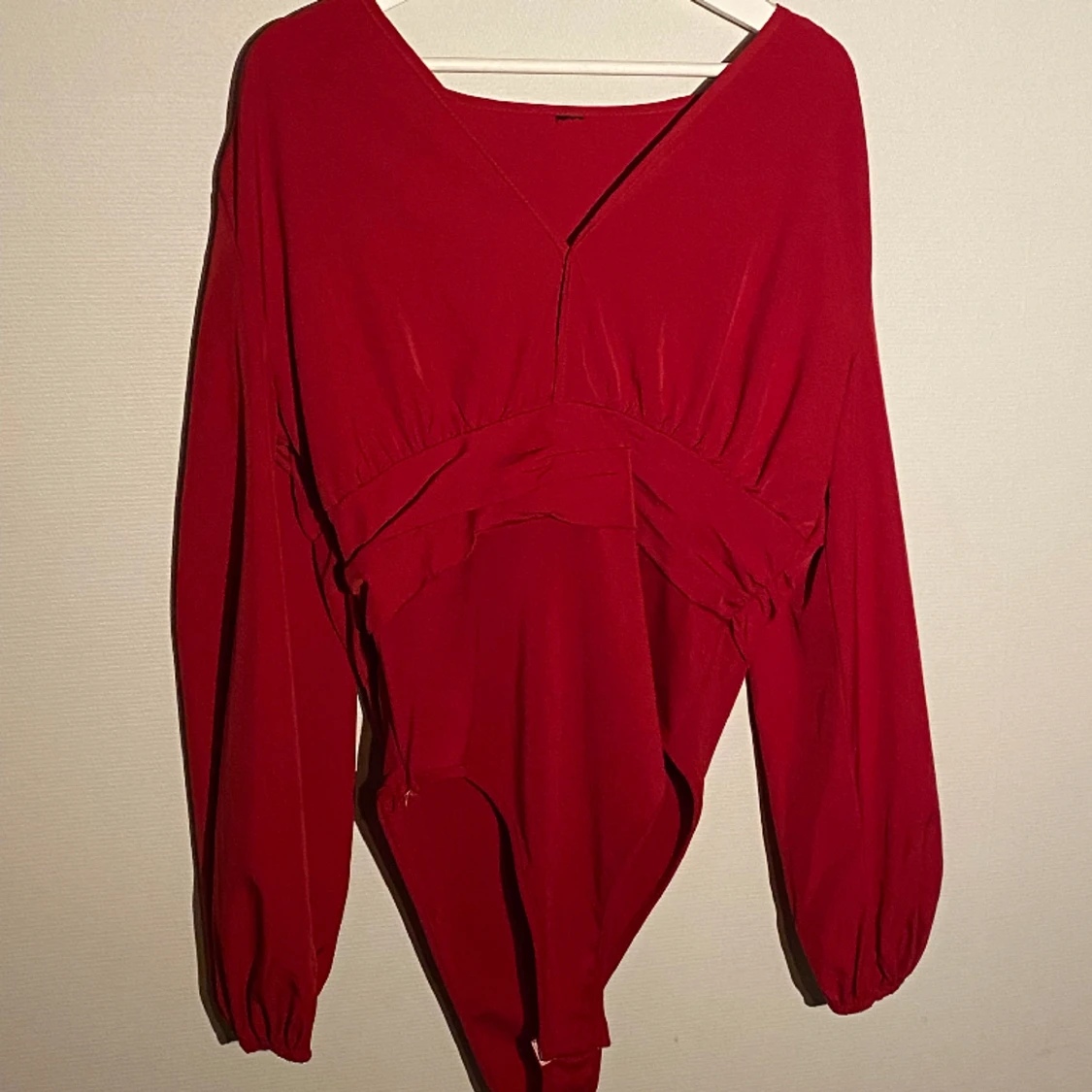 Röd body, dragkedja på sidan 