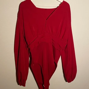 Röd body, dragkedja på sidan  - Röd body, dragkedja på sidan, nypris 129kr knappt använd, storlek L