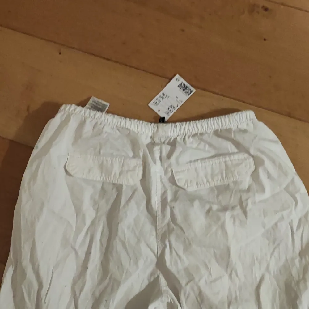 Vita ballong byxor i storleken xs. Aldrig använda med prislappen fortfarande på. Orginal pris 250 kr.. Jeans & Byxor.